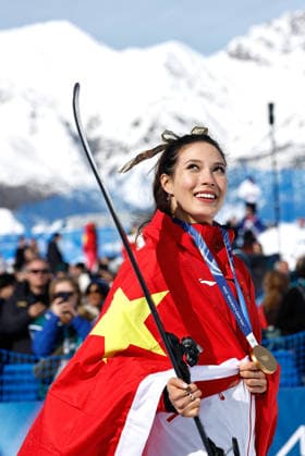 (260222) -- LIVIGNO, Feb. 22, 2026 -- Gold medalist Gu Ailing of China reacts after the awarding ceremony for freestyle skiing women s freeski halfpipe at the Milan-Cortina 2026 Olympic Winter games, Winterspiele,Spiele, Summer games in Livigno, Italy, Feb. 22, 2026. ) (MICO2026)ITALY-LIVIGNO-OLYMPIC WINTER GAMES-FREESTYLE SKIING-WOMEN S FREESKI HALFPIPE-FINAL WangxPeng 