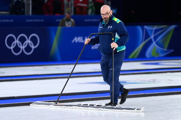 260222 Volunteer during women s gold medal curling match between Switzerland and Sweden during day 16 of the 2026 Winter Olympics on February 22, 2026 in Cortina. Photo: Jon Olav Nesvold BILDBYRAN COP 217 JE0130 volontär curling Olympic Games, Olympische Spiele, Olympia, OS olympics winter olympics os ol olympiska spel vinter-os olympiske leker milano cortina 2026 milan cortina 2026 milano cortina 2026 olympic games milano cortina 2026 winter olympic games milano cortina-os milano cortina-ol vinter-ol 16 bbeng schweiz sveits sweden sverige dam *** 260222 Volunteer during women s gold medal curling match between Switzerland and Sweden during day 16 of the 2026 Winter Olympics on February 22, 2026 in Cortina Photo Jon Olav Nesvold BILDBYRAN COP 217 JE0130 volunteer curling olympic games olympics winter olympics os ol olympic games winter os olympic games milano cortina 2026 milan cortina 2026 milano cortina 2026 olympic games milano cortina 2026 winter olympic games milano cortina os milano cortina ol olympic games winter ol 16 bbeng switzerland sweden sweden sweden women  Copyright: JONxOLAVxNESVOLD BB260222JE045