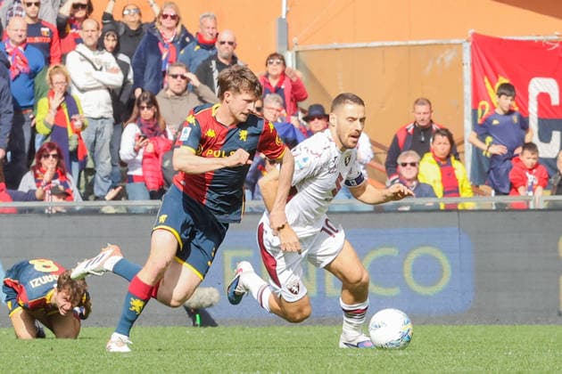 GenoaÕs Morten Frendrup fights for the ball with TorinoÕs Nikola Vlasic during the Serie A soccer match between Genoa and Torino at the Luigi Ferraris Stadium in Genoa, Italy - Sunday, February 22, 2026. - Soccer .  Copyright: xTanoxPecoraro LaPressex