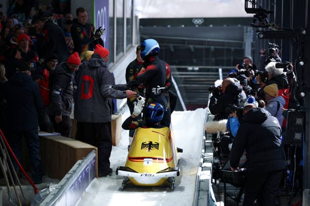 Olympische Winterspiele Milano Cortina 2026 Bob Viererbob Männer am 22.02.2026 im Cortina Sliding Centre in Cortina d™Ampezzo Johannes Lochner Thorsten Margis Jorn Wenzel Georg Fleischhauer ( Deutschland ) gewinnen die Gold Medaille *** Olympic Winter Games Milano Cortina 2026 Bobsleigh 4-man on 22 02 2026 at the Cortina Sliding Centre in Cortina d™Ampezzo Johannes Lochner Thorsten Margis Jorn Wenzel Georg Fleischhauer Germany win the gold medal xMSx