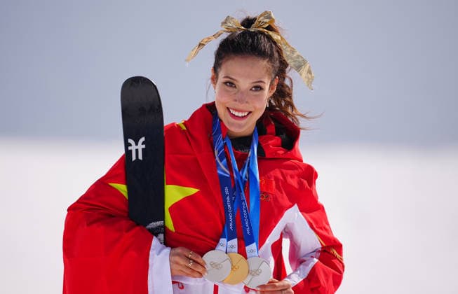 (260222) -- LIVIGNO, Feb. 22, 2026 -- Gold medalist Gu Ailing of China shows her medals after the awarding ceremony for freestyle skiing women s freeski halfpipe at the Milan-Cortina 2026 Olympic Winter games, Winterspiele,Spiele, Summer games in Livigno, Italy, Feb. 22, 2026. ) (MICO2026)ITALY-LIVIGNO-OLYMPIC WINTER GAMES-FREESTYLE SKIING-WOMEN S FREESKI HALFPIPE-FINAL HuxChao 
