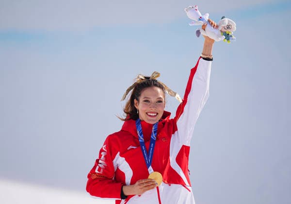 (260222) -- LIVIGNO, Feb. 22, 2026 -- Gold medalist Gu Ailing of China poses during the awarding ceremony for freestyle skiing women s freeski halfpipe at the Milan-Cortina 2026 Olympic Winter games, Winterspiele,Spiele, Summer games in Livigno, Italy, Feb. 22, 2026. ) (MICO2026)ITALY-LIVIGNO-OLYMPIC WINTER GAMES-FREESTYLE SKIING-WOMEN S FREESKI HALFPIPE-FINAL HuxChao 