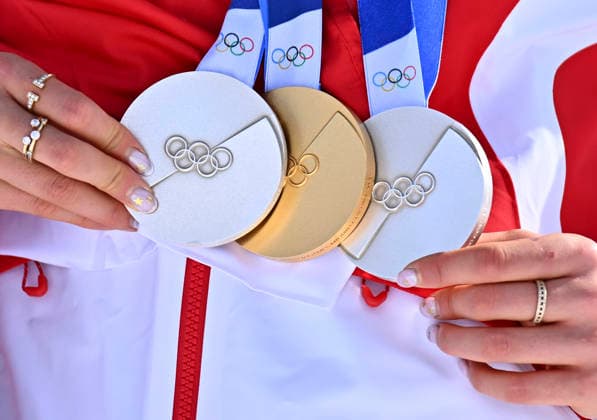 (260222) -- LIVIGNO, Feb. 22, 2026 -- Gold medalist Gu Ailing of China shows her medals after the awarding ceremony for freestyle skiing women s freeski halfpipe at the Milan-Cortina 2026 Olympic Winter games, Winterspiele,Spiele, Summer games in Livigno, Italy, Feb. 22, 2026. ) (MICO2026)ITALY-LIVIGNO-OLYMPIC WINTER GAMES-FREESTYLE SKIING-WOMEN S FREESKI HALFPIPE-FINAL ZhangxHongxiang 