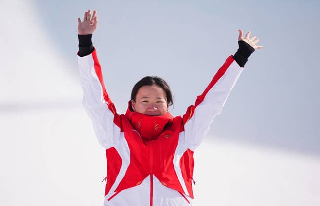 (260222) -- LIVIGNO, Feb. 22, 2026 -- Silver medalist Li Fanghui of China waves during the awarding ceremony for freestyle skiing women s freeski halfpipe at the Milan-Cortina 2026 Olympic Winter games, Winterspiele,Spiele, Summer games in Livigno, Italy, Feb. 22, 2026. ) (MICO2026)ITALY-LIVIGNO-OLYMPIC WINTER GAMES-FREESTYLE SKIING-WOMEN S FREESKI HALFPIPE-FINAL HuxChao 