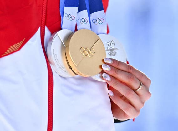 (260222) -- LIVIGNO, Feb. 22, 2026 -- Gold medalist Gu Ailing of China shows her medals after the awarding ceremony for freestyle skiing women s freeski halfpipe at the Milan-Cortina 2026 Olympic Winter games, Winterspiele,Spiele, Summer games in Livigno, Italy, Feb. 22, 2026. ) (MICO2026)ITALY-LIVIGNO-OLYMPIC WINTER GAMES-FREESTYLE SKIING-WOMEN S FREESKI HALFPIPE-FINAL ZhangxHongxiang 