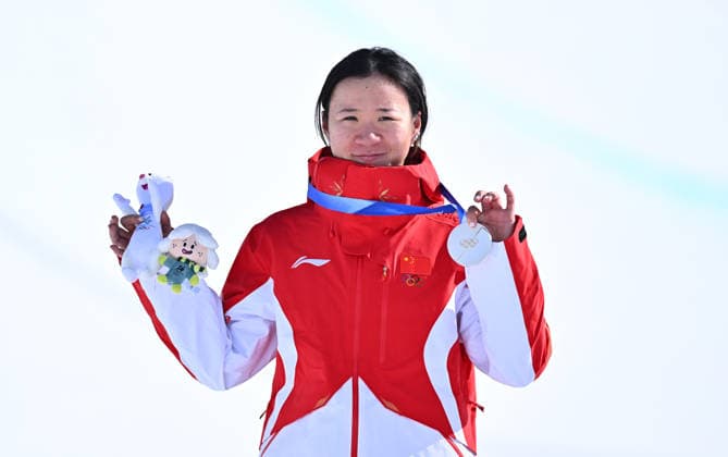 (260222) -- LIVIGNO, Feb. 22, 2026 -- Silver medalist Li Fanghui of China poses during the awarding ceremony for freestyle skiing women s freeski halfpipe at the Milan-Cortina 2026 Olympic Winter games, Winterspiele,Spiele, Summer games in Livigno, Italy, Feb. 22, 2026. ) (MICO2026)ITALY-LIVIGNO-OLYMPIC WINTER GAMES-FREESTYLE SKIING-WOMEN S FREESKI HALFPIPE-FINAL ZhangxHongxiang 