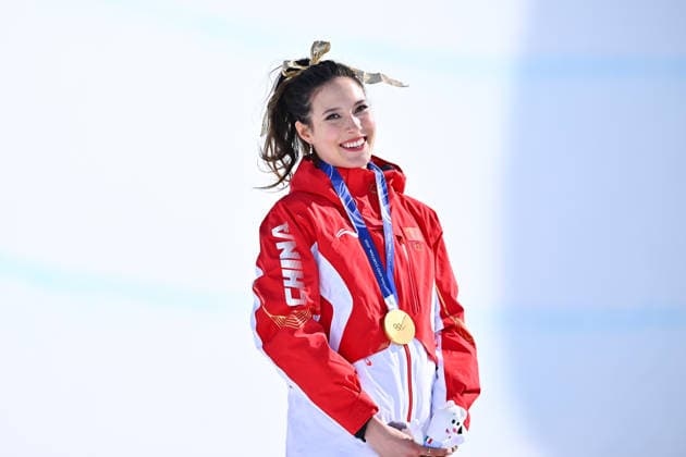(260222) -- LIVIGNO, Feb. 22, 2026 -- Gold medalist Gu Ailing of China poses during the awarding ceremony for freestyle skiing women s freeski halfpipe at the Milan-Cortina 2026 Olympic Winter games, Winterspiele,Spiele, Summer games in Livigno, Italy, Feb. 22, 2026. ) (MICO2026)ITALY-LIVIGNO-OLYMPIC WINTER GAMES-FREESTYLE SKIING-WOMEN S FREESKI HALFPIPE-FINAL ZhangxHongxiang 