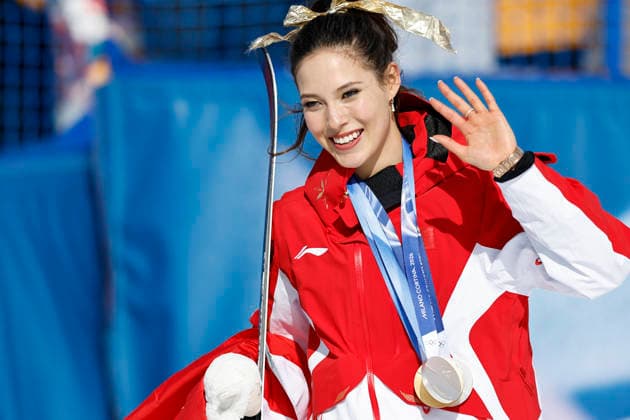 (260222) -- LIVIGNO, Feb. 22, 2026 -- Gold medalist Gu Ailing of China waves after the awarding ceremony for freestyle skiing women s freeski halfpipe at the Milan-Cortina 2026 Olympic Winter games, Winterspiele,Spiele, Summer games in Livigno, Italy, Feb. 22, 2026. ) (MICO2026)ITALY-LIVIGNO-OLYMPIC WINTER GAMES-FREESTYLE SKIING-WOMEN S FREESKI HALFPIPE-FINAL WangxPeng 