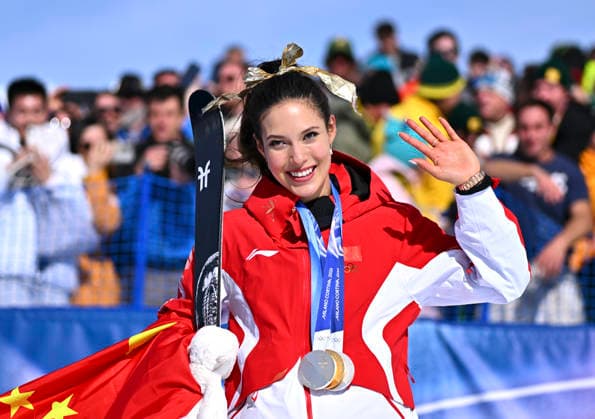 (260222) -- LIVIGNO, Feb. 22, 2026 -- Gold medalist Gu Ailing of China waves after the awarding ceremony for freestyle skiing women s freeski halfpipe at the Milan-Cortina 2026 Olympic Winter games, Winterspiele,Spiele, Summer games in Livigno, Italy, Feb. 22, 2026. ) (MICO2026)ITALY-LIVIGNO-OLYMPIC WINTER GAMES-FREESTYLE SKIING-WOMEN S FREESKI HALFPIPE-FINAL ZhangxHongxiang 