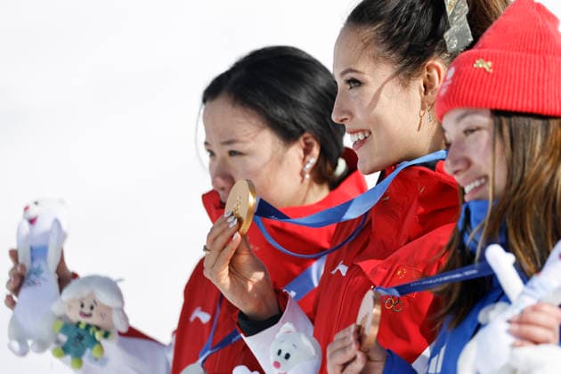 (260222) -- LIVIGNO, Feb. 22, 2026 -- Silver medalist Li Fanghui (L) of China, gold medalist Gu Ailing (C) of China and bronze medalist Zoe Atkin of Britain pose during the awarding ceremony for freestyle skiing women s freeski halfpipe at the Milan-Cortina 2026 Olympic Winter games, Winterspiele,Spiele, Summer games in Livigno, Italy, Feb. 22, 2026. ) (MICO2026)ITALY-LIVIGNO-OLYMPIC WINTER GAMES-FREESTYLE SKIING-WOMEN S FREESKI HALFPIPE-FINAL WangxPeng 