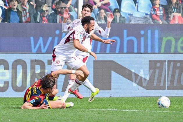 GenoaÕs Lorenzo Colombo fights for the ball with Torino s Zakaria Aboukhlal during the Serie A soccer match between Genoa and Torino at the Luigi Ferraris Stadium in Genoa, Italy - Sunday, February 22, 2026. - Soccer .  Copyright: xTanoxPecoraro LaPressex