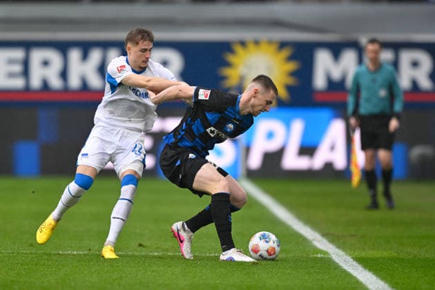 Paderborn, Home Deluxe Arena, 22 02 26, GER, Herren, 2 Bundesliga, Saison 2025 2026, SC Paderborn 07 Hertha BSC Berlin Bild v li im Zweikampf Marten WINKLER Hertha BSC und Tjark SCHELLER Paderborn DFL regulations prohibit any use of photographs as image sequences and or quasi video NRW Deutschland