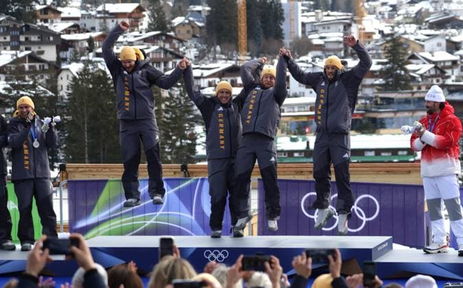 GER - Team mit Johannes LOCHNER, Thorsten MARGIS, Joern WENZEL und Georg FLEISCHHAUER, 1.Platz,1st place, Sieger, winner, Olympiasieger, Olympic Champion. Vierer - Bob. Olympische Winterspiele 2026. 22.2.2026, in Cortina, Sliding Center, Italien. Quelle Copyright Credit : Oryk HAIST *** GER Team with Johannes LOCHNER, Thorsten MARGIS, Joern WENZEL and Georg FLEISCHHAUER, 1 place,1st place, Sieger, winner, Olympiasieger, Olympic Champion Vierer Bob Olympic Winter Games 2026 22 2 2026, in Cortina, Sliding Center, Italy Source Copyright Credit Oryk HAIST xOLY-BOB-BOB08x