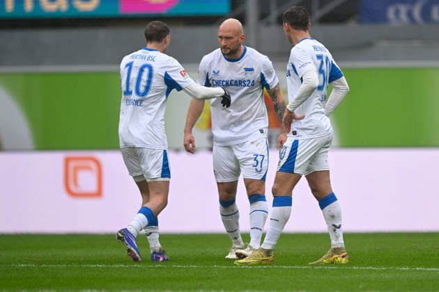 Paderborn, Home Deluxe Arena, 22 02 26, GER, Herren, 2 Bundesliga, Saison 2025 2026, SC Paderborn 07 Hertha BSC Berlin Bild v li Michael CUISANCE Schalke , Toni LEISTNER Hertha BSC und Paul SEGUIN Hertha BSC unzufrieden, enttaeuscht, niedergeschlagen, frustriert, traurig nach dem Tor zum 1 0 DFL regulations prohibit any use of photographs as image sequences and or quasi video NRW Deutschland