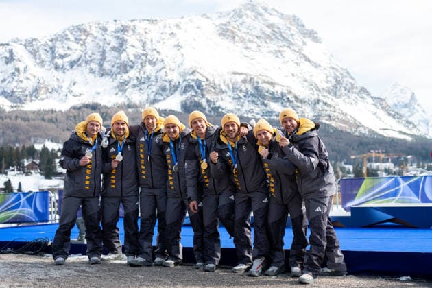 FRIEDRICH Francesco, SOMMER Matthias, SCHUELLER Alexander, STRAUB Felix (Deutschland), LOCHNER Johannes, MARGIS Thorsten, WENZEL Jorn, FLEISCHHAUER Georg (Deutschland) jubeln auf dem Podium bei der Siegerehrung ueber Platz 2 Silber Medaille und Sieg Gold Medaille, ITA, Olympische Spiele Milano Cortina 2026, Olympia, Viererbob Herren, Finale, 22.02.2026 ITA, Olympische Spiele Milano Cortina 2026, Olympia, Viererbob Herren, Finale, 22.02.2026 Cortina d Ampezzo *** FRIEDRICH Francesco, SOMMER Matthias, SCHUELLER Alexander, STRAUB Felix Germany , LOCHNER Johannes, MARGIS Thorsten, WENZEL Jorn, FLEISCHHAUER Georg Germany cheer on the podium at the award ceremony for 2nd place silver medal and victory gold medal, ITA, Olympic Games Milano Cortina 2026, Olympics, four-man bobsleigh men, final, 22 02 2026 ITA, Olympic Games Milano Cortina 2026, Olympics, four-man bobsleigh men, final, 22 02 2026 Cortina d Ampezzo Copyright: xEibner-Pressefoto Memmlerx EP_MMR