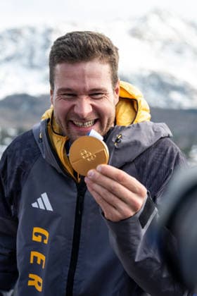 LOCHNER Johannes (Deutschland) jubelt ueber Sieg und Gold Medaille, ITA, Olympische Spiele Milano Cortina 2026, Olympia, Viererbob Herren, Finale, 22.02.2026 ITA, Olympische Spiele Milano Cortina 2026, Olympia, Viererbob Herren, Finale, 22.02.2026 Cortina d Ampezzo *** LOCHNER Johannes Germany celebrates victory and gold medal, ITA, Olympic Games Milano Cortina 2026, Olympia, 4-man bobsleigh men, final, 22 02 2026 ITA, Olympic Games Milano Cortina 2026, Olympia, 4-man bobsleigh men, final, 22 02 2026 Cortina d Ampezzo Copyright: xEibner-Pressefoto Memmlerx EP_MMR