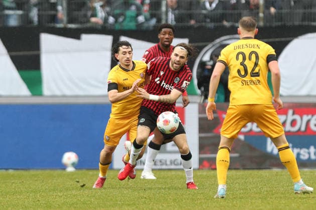 22 02 2026, xtgx, Fußball 2 Bundesliga, Hannover 96 SG Dynamo Dresden emspor, v l Jason Ceka Dresden, 7 , Kolja Oudenne Hannover, 29 Zweikampf, Duell, Kampf, tackle DFL DFB REGULATIONS PROHIBIT ANY USE OF PHOTOGRAPHS as IMAGE SEQUENCES and or QUASI VIDEO Hannover