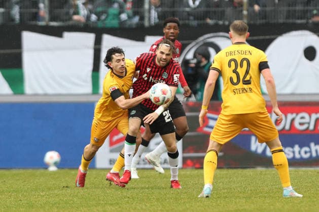 22 02 2026, xtgx, Fußball 2 Bundesliga, Hannover 96 SG Dynamo Dresden emspor, v l Jason Ceka Dresden, 7 , Kolja Oudenne Hannover, 29 Zweikampf, Duell, Kampf, tackle DFL DFB REGULATIONS PROHIBIT ANY USE OF PHOTOGRAPHS as IMAGE SEQUENCES and or QUASI VIDEO Hannover