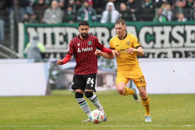 22 02 2026, xtgx, Fußball 2 Bundesliga, Hannover 96 SG Dynamo Dresden emspor, v l Elias Saad Hannover , Jonas Sterner Dresden, 32 Zweikampf, Duell, Kampf, tackle DFL DFB REGULATIONS PROHIBIT ANY USE OF PHOTOGRAPHS as IMAGE SEQUENCES and or QUASI VIDEO Hannover