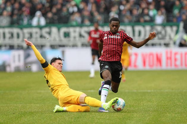22 02 2026, xtgx, Fußball 2 Bundesliga, Hannover 96 SG Dynamo Dresden emspor, v l Thomas Keller Dresden, 39 , Noel Aseko Hannover, 15 Zweikampf, Duell, Kampf, tackle DFL DFB REGULATIONS PROHIBIT ANY USE OF PHOTOGRAPHS as IMAGE SEQUENCES and or QUASI VIDEO Hannover