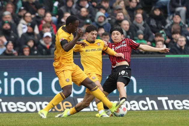 22 02 2026, xtgx, Fußball 2 Bundesliga, Hannover 96 SG Dynamo Dresden emspor, v l Kofi Amoako Dresden, 6 , Ben Bobzien Dresden, 20 , Daisuke Yokota Hannover, 18 Zweikampf, Duell, Kampf, tackle DFL DFB REGULATIONS PROHIBIT ANY USE OF PHOTOGRAPHS as IMAGE SEQUENCES and or QUASI VIDEO Hannover