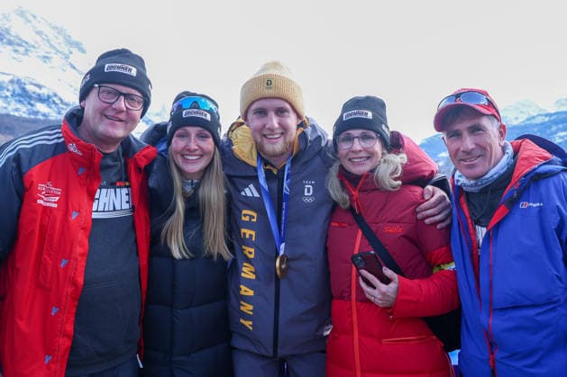Olympische Winterspiele Milano Cortina 2026 Bob Viererbob Männer am 22.02.2026 im Cortina Sliding Centre in Cortina d™Ampezzo Jorn Wenzel ( Deutschland ), mitte gewinnt die Gold Medaille und feiert mit seiner Familie *** Olympic Winter Games Milano Cortina 2026 Bobsleigh 4-man on 22 02 2026 at the Cortina Sliding Center in Cortina d™Ampezzo Jorn Wenzel Germany , with middle wins the gold medal and celebrates with his family xMSx