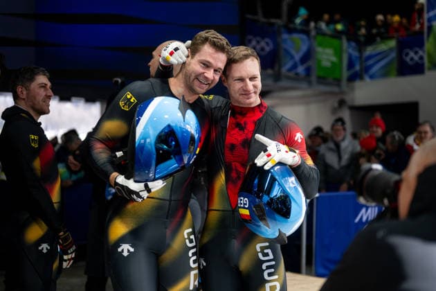 LOCHNER Johannes, MARGIS Thorsten, WENZEL Jorn, FLEISCHHAUER Georg (Deutschland) jubelt im Ziel ueber den Sieg und Gold Medaille, FRIEDRICH Francesco (Deutschland) gratuliert ihm, ITA, Olympische Spiele Milano Cortina 2026, Olympia, Viererbob Herren, Finale, 22.02.2026 ITA, Olympische Spiele Milano Cortina 2026, Olympia, Viererbob Herren, Finale, 22.02.2026 Cortina d Ampezzo *** LOCHNER Johannes, MARGIS Thorsten, WENZEL Jorn, FLEISCHHAUER Georg Germany celebrates victory and gold medal at the finish, FRIEDRICH Francesco Germany congratulates him, ITA, Olympic Games Milano Cortina 2026, Olympia, 4-man bobsleigh men, final, 22 02 2026 ITA, Olympic Games Milano Cortina 2026, Olympia, 4-man bobsleigh men, final, 22 02 2026 Cortina d Ampezzo Copyright: xEibner-Pressefoto Memmlerx EP_MMR