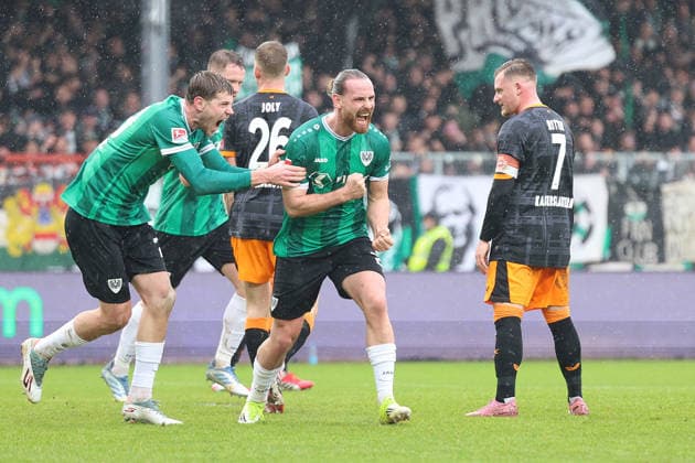 22 02 2026, xrekx, Fußball 2 Bundesliga, Preußen Münster 1 FC Kaiserslautern v l Torjubel nach dem Tor zum celebrating the goal celebrate 1 1 durch Jannis Heuer Preussen Muenster Marlon Ritter 1 FC Kaiserslautern DFL DFB REGULATIONS PROHIBIT ANY USE OF PHOTOGRAPHS as IMAGE SEQUENCES and or QUASI VIDEO Münster