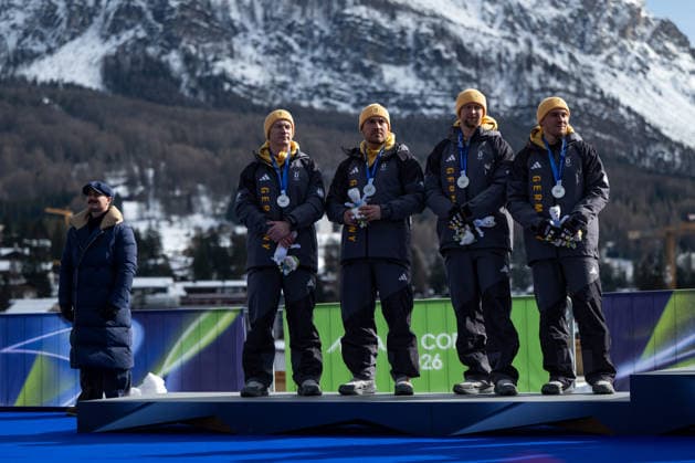 FRIEDRICH Francesco, SOMMER Matthias, SCHUELLER Alexander, STRAUB Felix (Deutschland) freuen sich auf dem Podium ueber die Silber Medaille, ITA, Olympische Spiele Milano Cortina 2026, Olympia, Viererbob Herren, Finale, 22.02.2026 ITA, Olympische Spiele Milano Cortina 2026, Olympia, Viererbob Herren, Finale, 22.02.2026 Cortina d Ampezzo *** FRIEDRICH Francesco, SOMMER Matthias, SCHUELLER Alexander, STRAUB Felix Germany are delighted with the silver medal on the podium, ITA, Olympic Games Milano Cortina 2026, Olympia, 4-man bobsleigh men, final, 22 02 2026 ITA, Olympic Games Milano Cortina 2026, Olympia, 4-man bobsleigh men, final, 22 02 2026 Cortina d Ampezzo Copyright: xEibner-Pressefoto Memmlerx EP_MMR