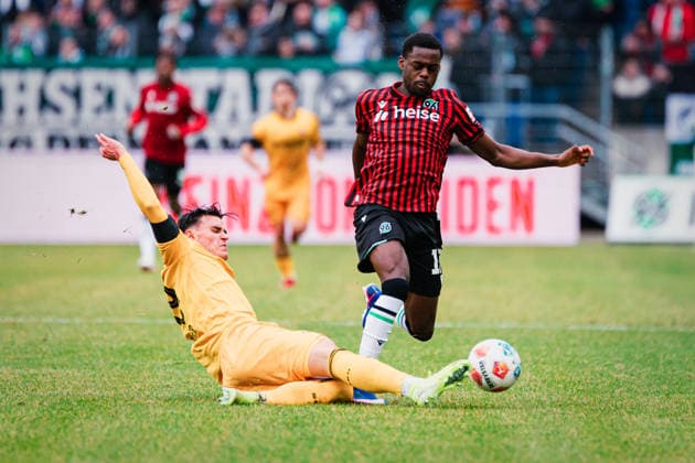 2 Bundesliga Hannover 96 vs Dynamo Dresden, 22 02 2026 Noel Aseko Nkili Hannover 96, 15 is straddled by Thomas Keller SG Dynamo Dresden, 39 Football, 2 Bundesliga, Matchday 23 Hannover 96 vs Dynamo Dresden on 22 02 2026 at Heinz von Heiden Arena, Hannover DFL REGULATIONS PROHIBIT ANY USE OF PHOTOGRAPHS AS IMAGE SEQUENCES AND OR QUASI VIDEO Copyright: xBEAUTIFULxSPORTS Tonhäuserx
