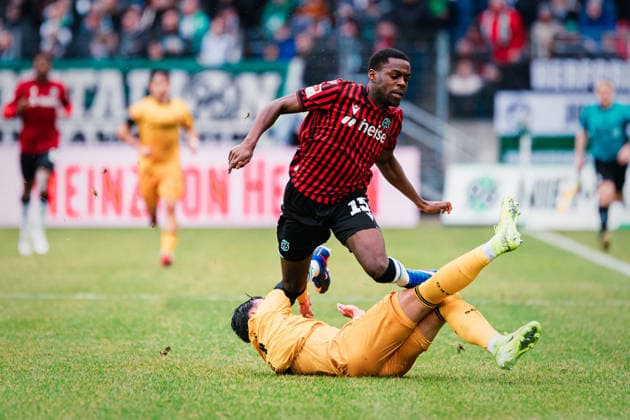 2 Bundesliga Hannover 96 vs Dynamo Dresden, 22 02 2026 Noel Aseko Nkili Hannover 96, 15 is straddled by Thomas Keller SG Dynamo Dresden, 39 Football, 2 Bundesliga, Matchday 23 Hannover 96 vs Dynamo Dresden on 22 02 2026 at Heinz von Heiden Arena, Hannover DFL REGULATIONS PROHIBIT ANY USE OF PHOTOGRAPHS AS IMAGE SEQUENCES AND OR QUASI VIDEO Copyright: xBEAUTIFULxSPORTS Tonhäuserx