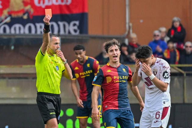 the referee gives a red card to Torino s Emirhan Ilkhan during the Serie A soccer match between Genoa and Torino at the Luigi Ferraris Stadium in Genoa, Italy - Sunday, February 22, 2026. - Soccer .  Copyright: xTanoxPecoraro LaPressex