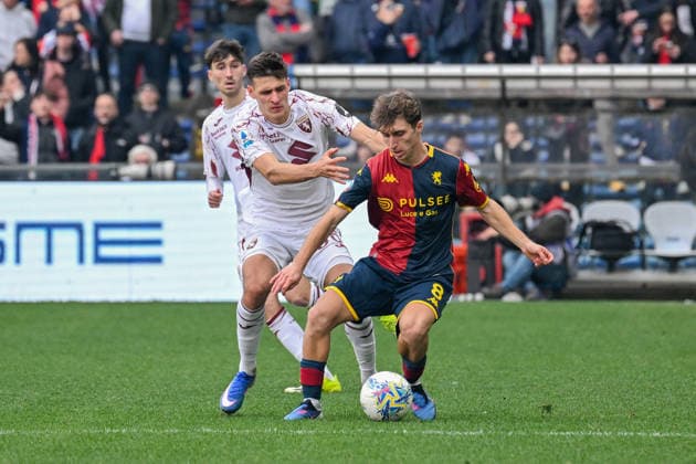 GenoaÕs Tommaso Baldanzi fights for the ball during the Serie A soccer match between Genoa and Torino at the Luigi Ferraris Stadium in Genoa, Italy - Sunday, February 22, 2026. - Soccer .  Copyright: xTanoxPecoraro LaPressex