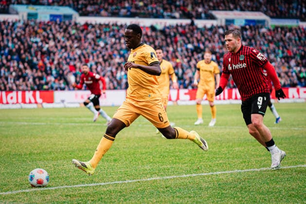 2 Bundesliga Hannover 96 vs Dynamo Dresden, 22 02 2026 Kofi Jeremy Amoako SG Dynamo Dresden, 6 vs Paul Benjamin Sven Eber Källman Hannover 96, 9 Soccer, 2 Bundesliga, 23 Matchday Hannover 96 vs Dynamo Dresden on 22 02 2026 at Heinz von Heiden Arena, Hannover DFL REGULATIONS PROHIBIT ANY USE OF PHOTOGRAPHS AS IMAGE SEQUENCES AND OR QUASI VIDEO Copyright: xBEAUTIFULxSPORTS Tonhäuserx