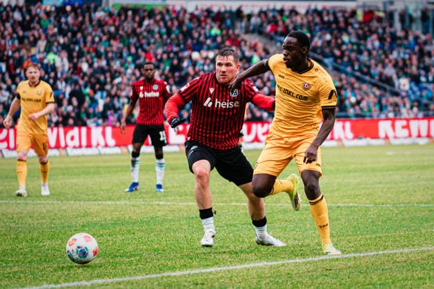 2 Bundesliga Hannover 96 vs Dynamo Dresden, 22 02 2026 Kofi Jeremy Amoako SG Dynamo Dresden, 6 vs Paul Benjamin Sven Eber Källman Hannover 96, 9 Soccer, 2 Bundesliga, 23 Matchday Hannover 96 vs Dynamo Dresden on 22 02 2026 at Heinz von Heiden Arena, Hannover DFL REGULATIONS PROHIBIT ANY USE OF PHOTOGRAPHS AS IMAGE SEQUENCES AND OR QUASI VIDEO Copyright: xBEAUTIFULxSPORTS Tonhäuserx
