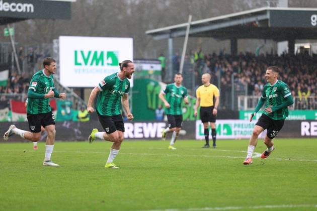 22 02 2026, xrekx, Fußball 2 Bundesliga, Preußen Münster 1 FC Kaiserslautern v l Torjubel nach dem Tor zum celebrating the goal celebrate 1 1 durch Jannis Heuer Preussen Muenster mit Tobias Raschl Preussen Muenster DFL DFB REGULATIONS PROHIBIT ANY USE OF PHOTOGRAPHS as IMAGE SEQUENCES and or QUASI VIDEO Münster