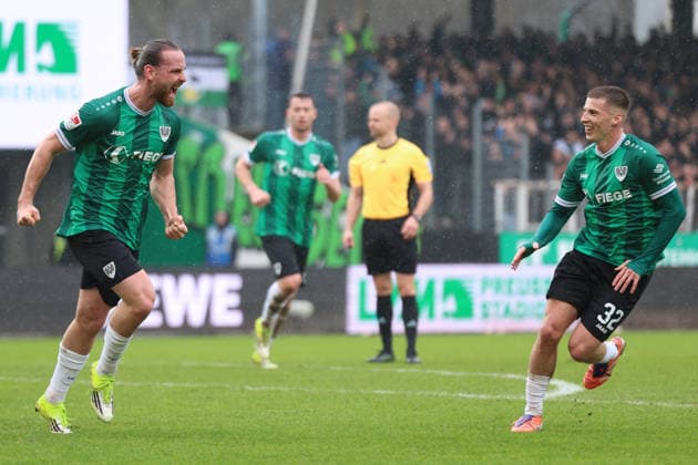 22 02 2026, xrekx, Fußball 2 Bundesliga, Preußen Münster 1 FC Kaiserslautern v l Torjubel nach dem Tor zum celebrating the goal celebrate 1 1 durch Jannis Heuer Preussen Muenster mit Tobias Raschl Preussen Muenster DFL DFB REGULATIONS PROHIBIT ANY USE OF PHOTOGRAPHS as IMAGE SEQUENCES and or QUASI VIDEO Münster