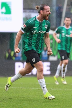 22 02 2026, xrekx, Fußball 2 Bundesliga, Preußen Münster 1 FC Kaiserslautern v l Torjubel nach dem Tor zum celebrating the goal celebrate 1 1 durch Jannis Heuer Preussen Muenster mit Tobias Raschl Preussen Muenster DFL DFB REGULATIONS PROHIBIT ANY USE OF PHOTOGRAPHS as IMAGE SEQUENCES and or QUASI VIDEO Münster