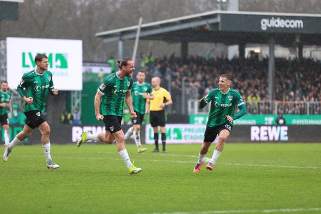 22 02 2026, xrekx, Fußball 2 Bundesliga, Preußen Münster 1 FC Kaiserslautern v l Torjubel nach dem Tor zum celebrating the goal celebrate 1 1 durch Jannis Heuer Preussen Muenster mit Tobias Raschl Preussen Muenster DFL DFB REGULATIONS PROHIBIT ANY USE OF PHOTOGRAPHS as IMAGE SEQUENCES and or QUASI VIDEO Münster