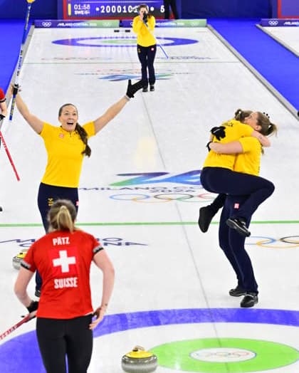 CORTINA, ITALIEN 20260222 Lag Hasselborg jublar vid segern och guldet efter damernas finalmatch mellan Schweiz och Sverige i OS-curlingen i Cortina. *** Bilden ingar i SPORTPAKET. För övriga BETALBILD *** CORTINA ITALIEN x10030x *** CORTINA, ITALY 20260222 Team Hasselborg celebrates their victory and gold medal after the womens final match between Switzerland and Sweden in the Olympic curling competition in Cortina The picture is in the SPORT PACKAGE For others PAY PICTURE CORTINA ITALY x10030x  Copyright: xJonasxEkströmer TTx OS 2026 CURLING DAMER FINAL SCHWEIZ-SVERIGE