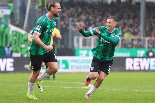 22 02 2026, xrekx, Fußball 2 Bundesliga, Preußen Münster 1 FC Kaiserslautern v l Torjubel nach dem Tor zum celebrating the goal celebrate 1 1 durch Jannis Heuer Preussen Muenster mit Tobias Raschl Preussen Muenster DFL DFB REGULATIONS PROHIBIT ANY USE OF PHOTOGRAPHS as IMAGE SEQUENCES and or QUASI VIDEO Münster
