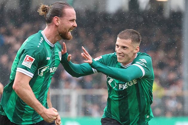 22 02 2026, xrekx, Fußball 2 Bundesliga, Preußen Münster 1 FC Kaiserslautern v l Torjubel nach dem Tor zum celebrating the goal celebrate 1 1 durch Jannis Heuer Preussen Muenster mit Tobias Raschl Preussen Muenster DFL DFB REGULATIONS PROHIBIT ANY USE OF PHOTOGRAPHS as IMAGE SEQUENCES and or QUASI VIDEO Münster