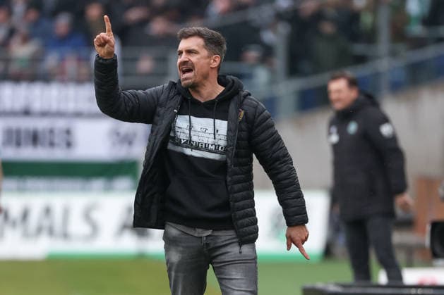 2 Bundesliga Hannover 96 Dynamo Dresden on 22 02 2026 at Heinz von Heiden Arena in Hannover Coach Thomas Stamm Dresden gives loud instructions MH