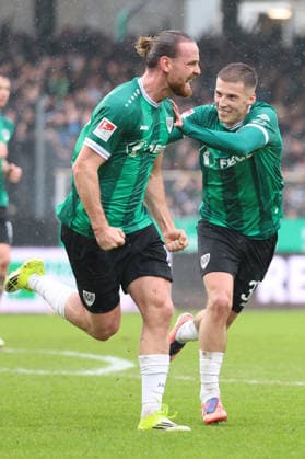22 02 2026, xrekx, Fußball 2 Bundesliga, Preußen Münster 1 FC Kaiserslautern v l Torjubel nach dem Tor zum celebrating the goal celebrate 1 1 durch Jannis Heuer Preussen Muenster mit Tobias Raschl Preussen Muenster DFL DFB REGULATIONS PROHIBIT ANY USE OF PHOTOGRAPHS as IMAGE SEQUENCES and or QUASI VIDEO Münster