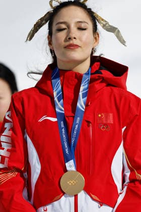 (260222) -- LIVIGNO, Feb. 22, 2026 -- Gold medalist Gu Ailing of China reacts during the awarding ceremony for freestyle skiing women s freeski halfpipe at the Milan-Cortina 2026 Olympic Winter games, Winterspiele,Spiele, Summer games in Livigno, Italy, Feb. 22, 2026. ) (MICO2026)ITALY-LIVIGNO-OLYMPIC WINTER GAMES-FREESTYLE SKIING-WOMEN S FREESKI HALFPIPE-FINAL WangxPeng 