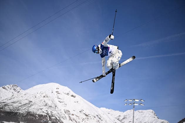(260222) -- LIVIGNO, Feb. 22, 2026 -- Gu Ailing of China competes during run 3 of the freestyle skiing women s freeski halfpipe final at the Milan-Cortina 2026 Olympic Winter games, Winterspiele,Spiele, Summer games in Livigno, Italy, Feb. 22, 2026. ) (MICO2026)ITALY-LIVIGNO-OLYMPIC WINTER GAMES-FREESTYLE SKIING-WOMEN S FREESKI HALFPIPE-FINAL WuxHuiwo 