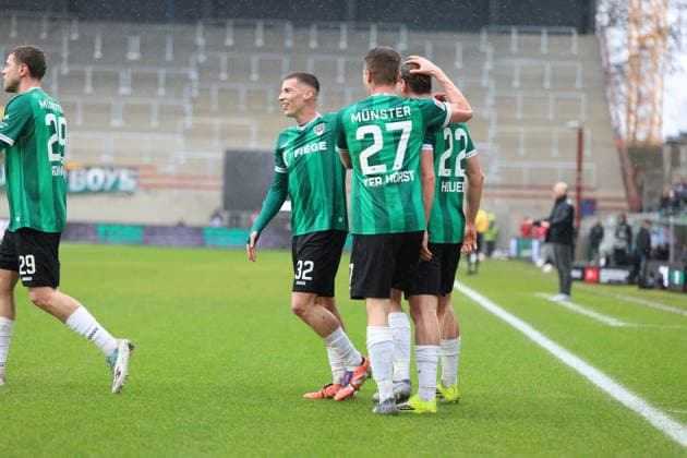 22 02 2026, xrekx, Fußball 2 Bundesliga, Preußen Münster 1 FC Kaiserslautern v l orjubel nach dem Tor zum celebrating the goal celebrate 1 1 durch Jannis Heuer Preussen Muenster Tobias Raschl Preussen Muenster DFL DFB REGULATIONS PROHIBIT ANY USE OF PHOTOGRAPHS as IMAGE SEQUENCES and or QUASI VIDEO Münster
