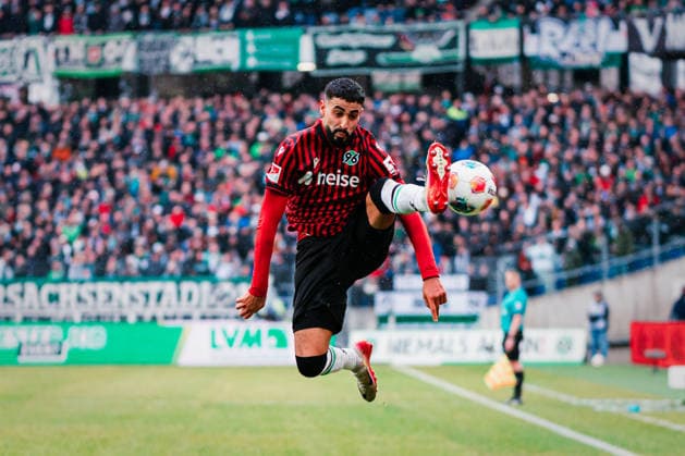 2 Bundesliga Hannover 96 vs Dynamo Dresden, 22 02 2026 Elias Saad Hannover 96, 24 tries to receive the ball Football, 2 Bundesliga, Matchday 23 Hannover 96 vs Dynamo Dresden on 22 02 2026 at Heinz von Heiden Arena, Hannover DFL REGULATIONS PROHIBIT ANY USE OF PHOTOGRAPHS AS IMAGE SEQUENCES AND OR QUASI VIDEO Copyright: xBEAUTIFULxSPORTS Tonhäuserx
