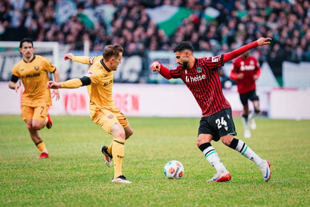 2 Bundesliga Hannover 96 vs Dynamo Dresden, 22 02 2026 Elias Saad Hannover 96, 24 on the ball Football, 2 Bundesliga, 23 Matchday Hannover 96 vs Dynamo Dresden on 22 02 2026 at Heinz von Heiden Arena, Hannover DFL REGULATIONS PROHIBIT ANY USE OF PHOTOGRAPHS AS IMAGE SEQUENCES AND OR QUASI VIDEO Copyright: xBEAUTIFULxSPORTS Tonhäuserx