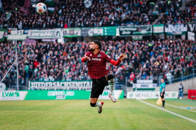 2 Bundesliga Hannover 96 vs Dynamo Dresden, 22 02 2026 Elias Saad Hannover 96, 24 tries to receive the ball Football, 2 Bundesliga, Matchday 23 Hannover 96 vs Dynamo Dresden on 22 02 2026 at Heinz von Heiden Arena, Hannover DFL REGULATIONS PROHIBIT ANY USE OF PHOTOGRAPHS AS IMAGE SEQUENCES AND OR QUASI VIDEO Copyright: xBEAUTIFULxSPORTS Tonhäuserx